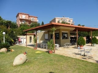 Pelagos Apartments, Skala